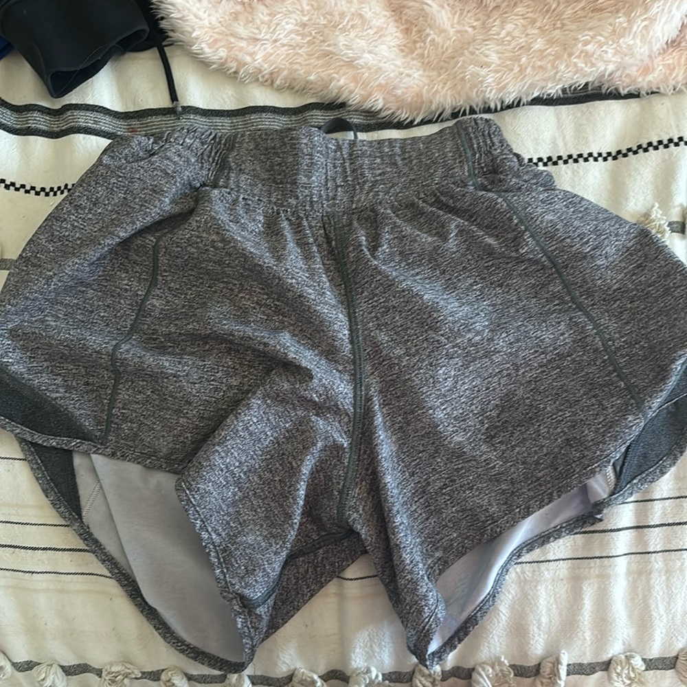 lululemon hotty hot shorts size 2 length 4’ warn a few times no flaws